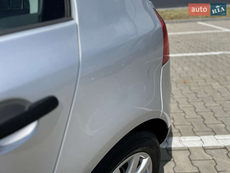 Хетчбек Volkswagen Golf 2004 в Івано-Франківську