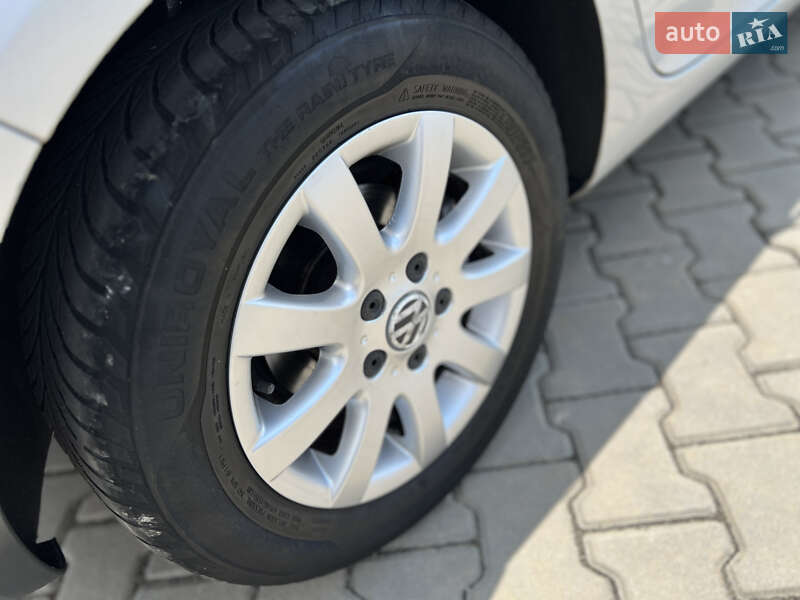Хетчбек Volkswagen Golf 2004 в Івано-Франківську