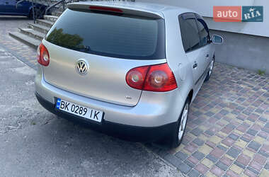 Хэтчбек Volkswagen Golf 2005 в Ровно