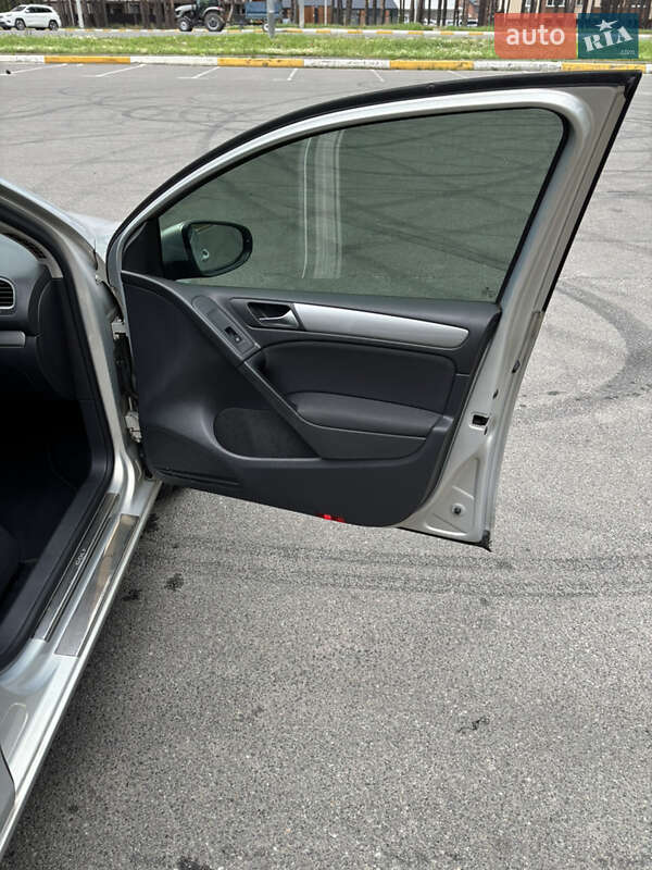 Хэтчбек Volkswagen Golf 2011 в Киеве