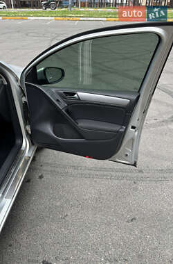 Хетчбек Volkswagen Golf 2011 в 