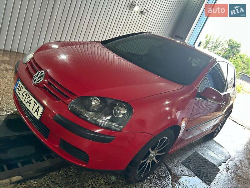 Хэтчбек Volkswagen Golf 2005 в 