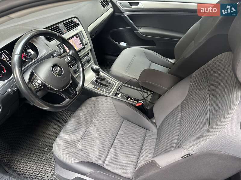 Хэтчбек Volkswagen Golf 2016 в Киеве