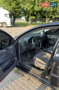 Хэтчбек Volkswagen Golf 2004 в 