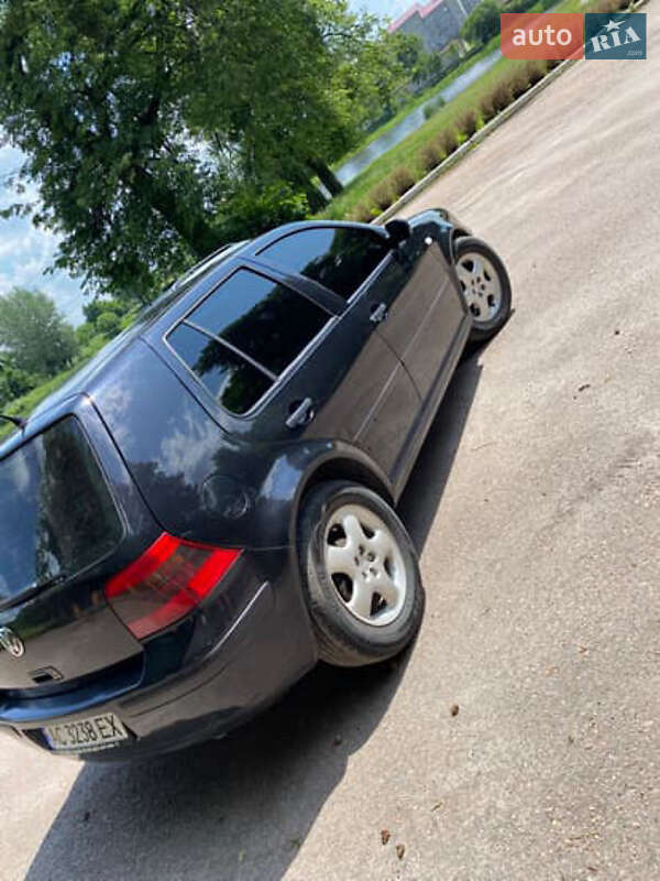 Хетчбек Volkswagen Golf 2001 в Романіву