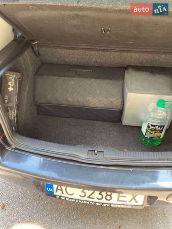 Хетчбек Volkswagen Golf 2001 в Романіву
