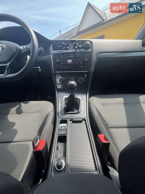 Универсал Volkswagen Golf 2018 в Ровно