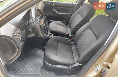Хетчбек Volkswagen Golf 2001 в 