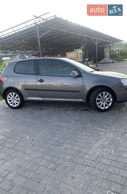 Хэтчбек Volkswagen Golf 2005 в 
