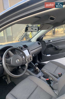 Хэтчбек Volkswagen Golf 2005 в 