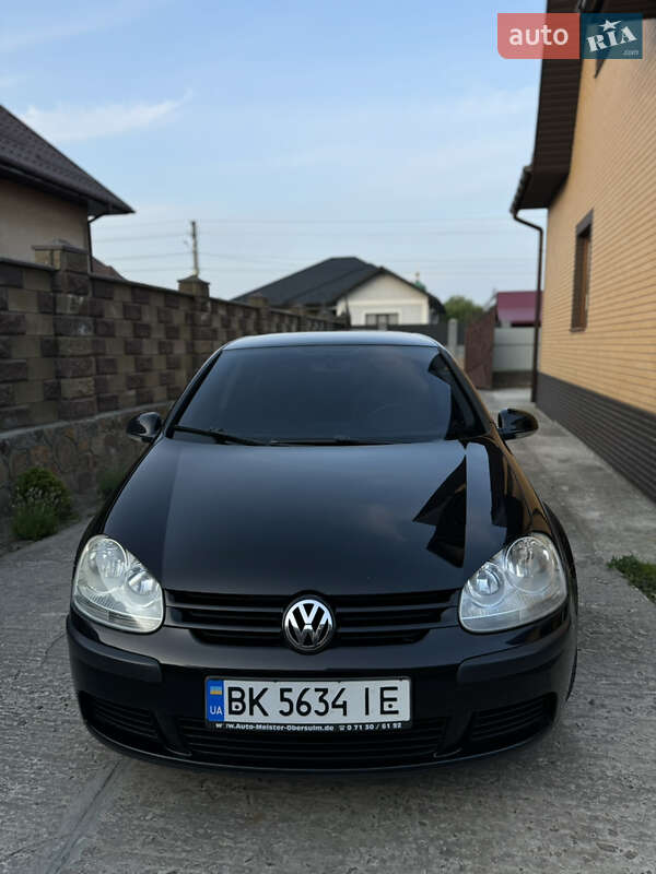 Хетчбек Volkswagen Golf 2005 в Сарнах