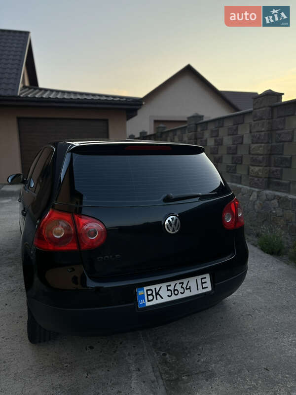 Хетчбек Volkswagen Golf 2005 в Сарнах