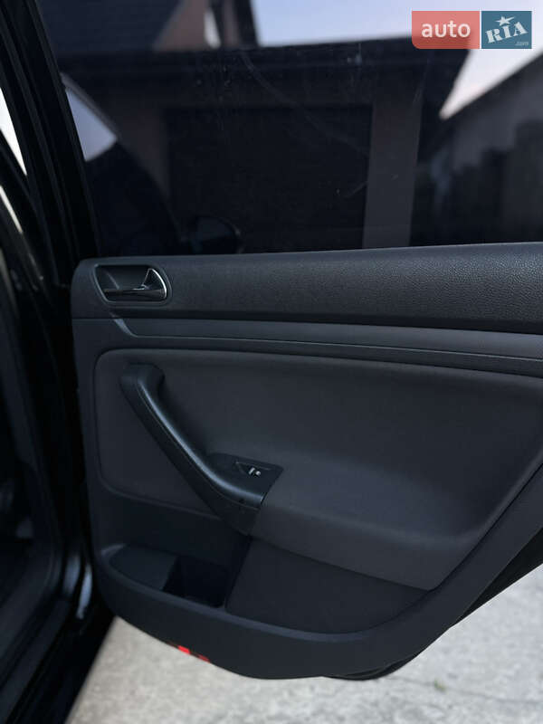 Хетчбек Volkswagen Golf 2005 в Сарнах