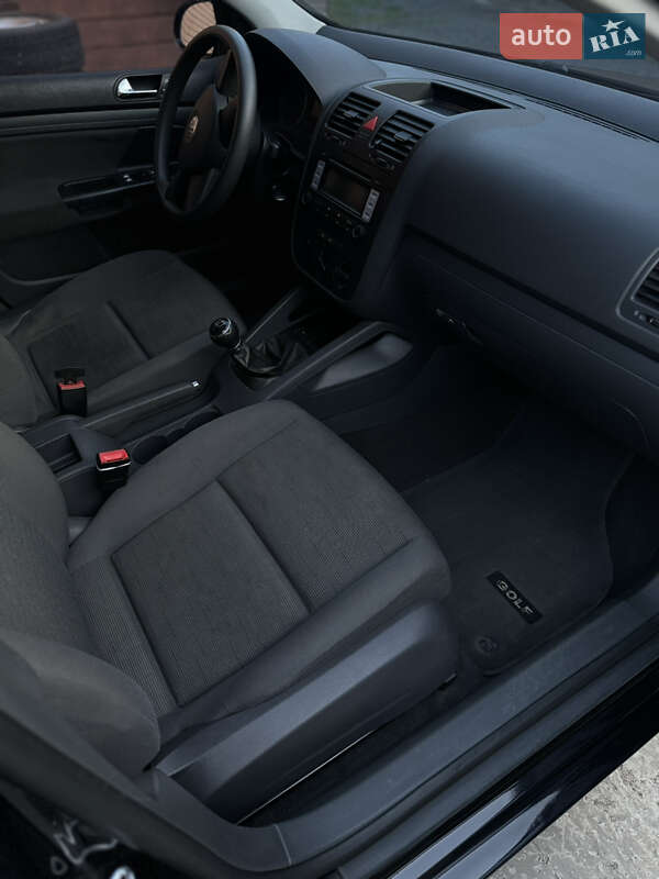 Хетчбек Volkswagen Golf 2005 в Сарнах