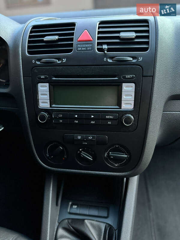 Хетчбек Volkswagen Golf 2005 в Сарнах