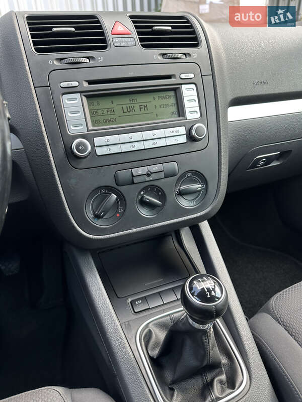 Хетчбек Volkswagen Golf 2005 в Харкові