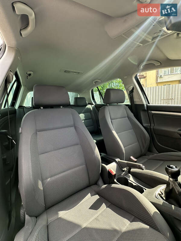 Хетчбек Volkswagen Golf 2005 в Харкові