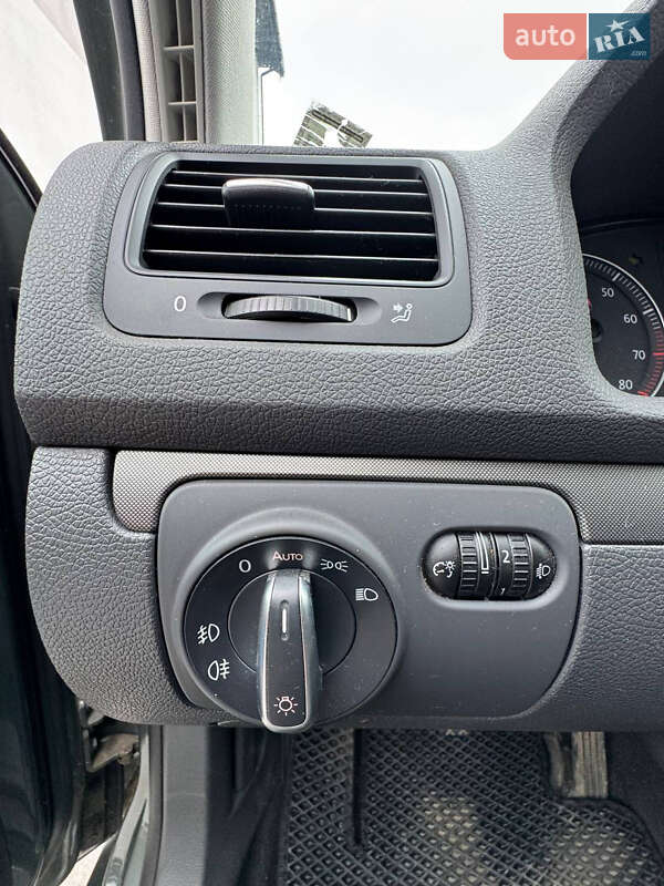 Хетчбек Volkswagen Golf 2004 в Пустомитах