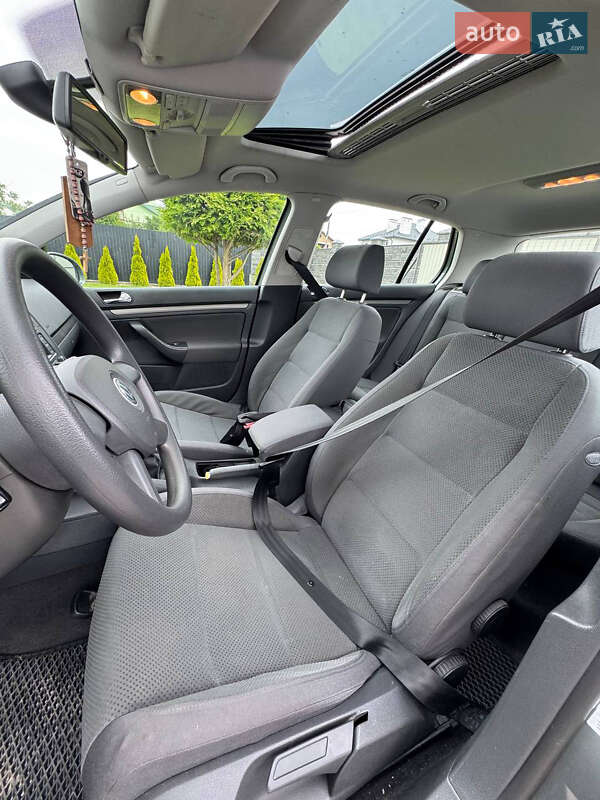 Хетчбек Volkswagen Golf 2004 в Пустомитах