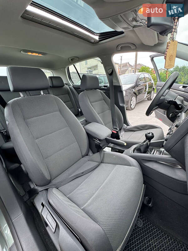 Хетчбек Volkswagen Golf 2004 в Пустомитах
