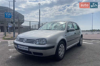 Хетчбек Volkswagen Golf 2001 в 