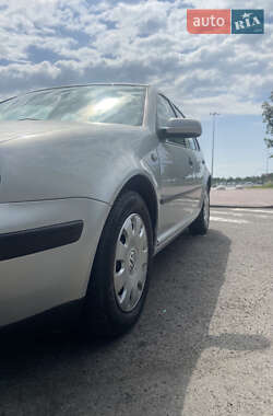 Хетчбек Volkswagen Golf 2001 в 