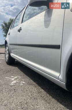 Хетчбек Volkswagen Golf 2001 в 
