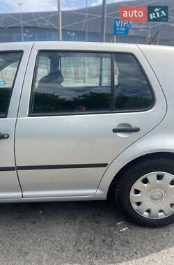 Хетчбек Volkswagen Golf 2001 в 