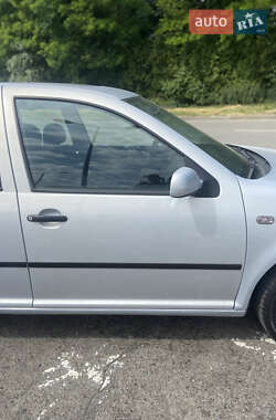 Хетчбек Volkswagen Golf 2001 в 