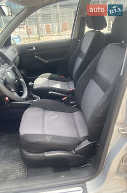 Хетчбек Volkswagen Golf 2001 в 
