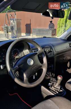 Хэтчбек Volkswagen Golf 2003 в 