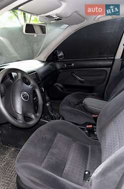 Хэтчбек Volkswagen Golf 2002 в 