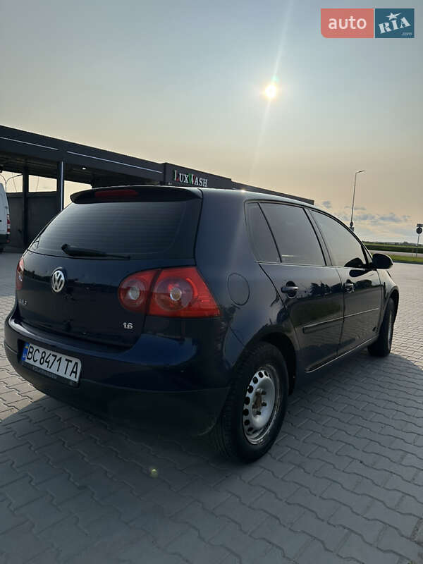Хетчбек Volkswagen Golf 2005 в Буську