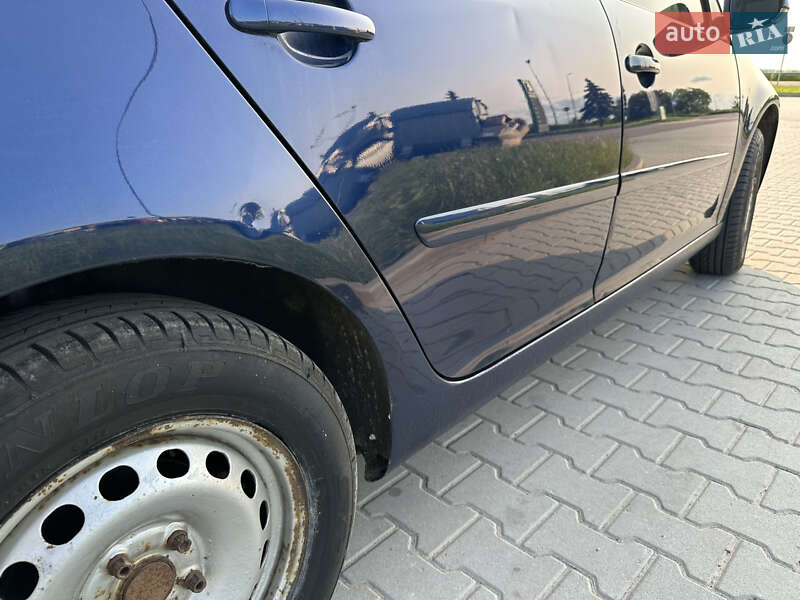 Хетчбек Volkswagen Golf 2005 в Буську