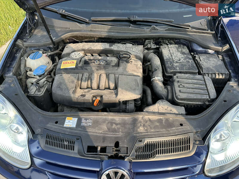 Хетчбек Volkswagen Golf 2005 в Буську