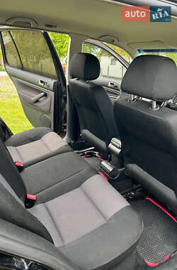 Хетчбек Volkswagen Golf 2001 в 