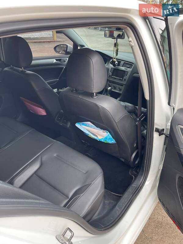 Хэтчбек Volkswagen Golf 2015 в Ровно