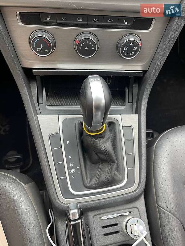 Хэтчбек Volkswagen Golf 2015 в Ровно