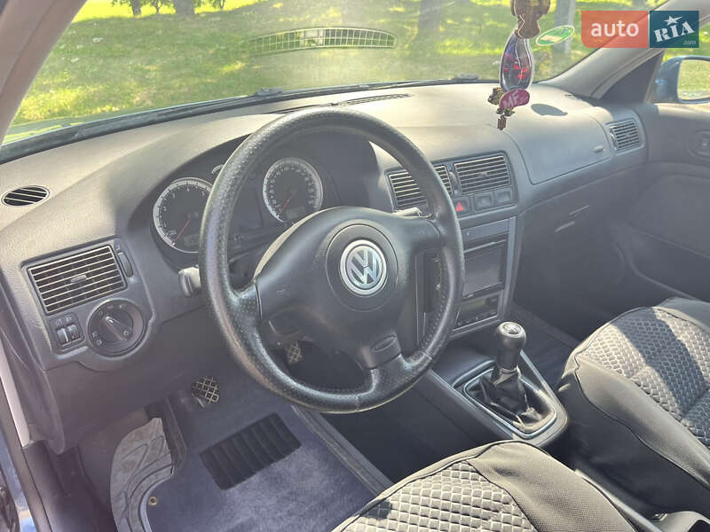 Універсал Volkswagen Golf 2003 в Чернівцях