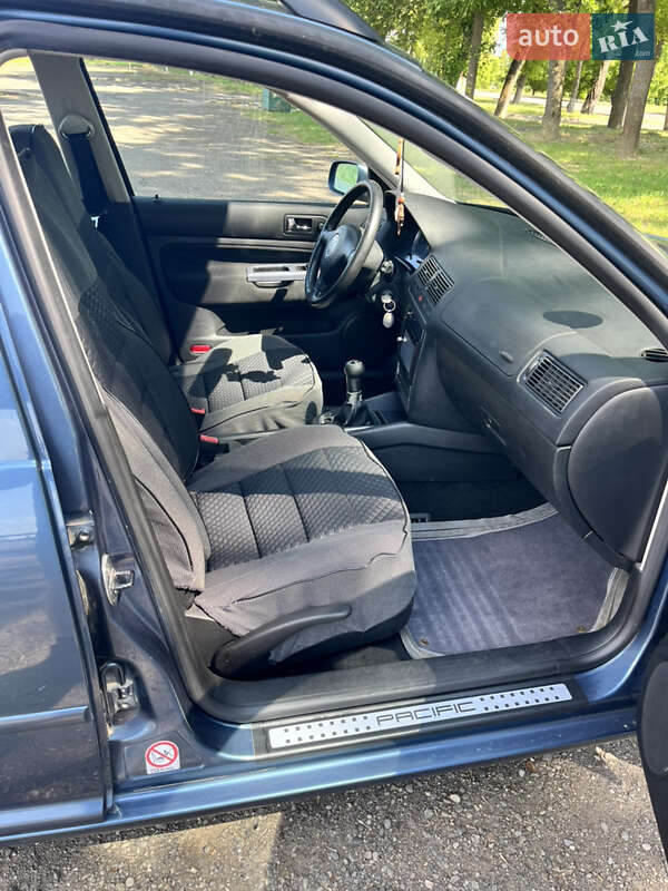 Універсал Volkswagen Golf 2003 в Чернівцях