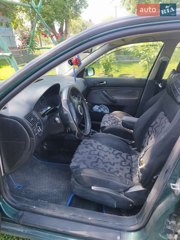 Хетчбек Volkswagen Golf 1999 в Млиніві