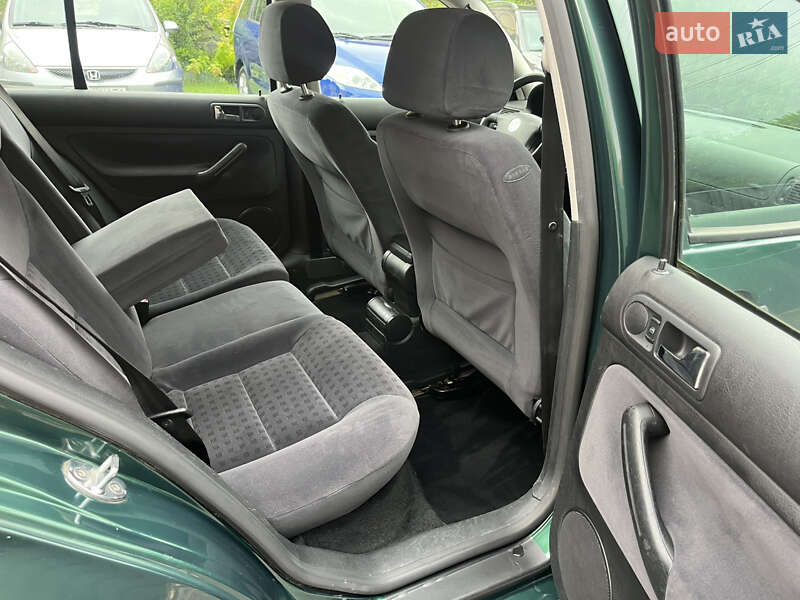 Хетчбек Volkswagen Golf 2000 в Звягелі