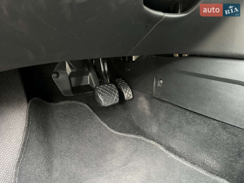 Хетчбек Volkswagen Golf 2000 в Звягелі