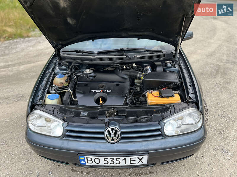 Хетчбек Volkswagen Golf 2001 в Чорткові