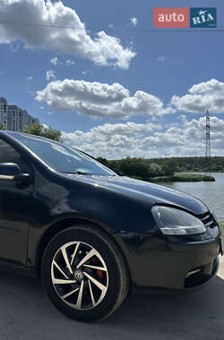 Хэтчбек Volkswagen Golf 2004 в Киеве