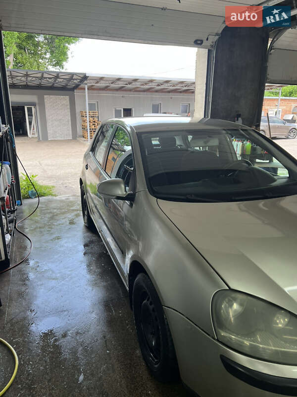 Хэтчбек Volkswagen Golf 2004 в Турийске