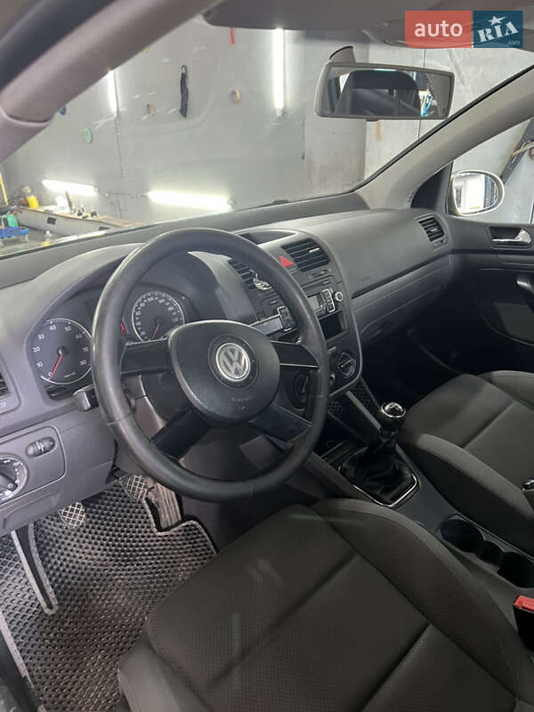 Хэтчбек Volkswagen Golf 2004 в Турийске