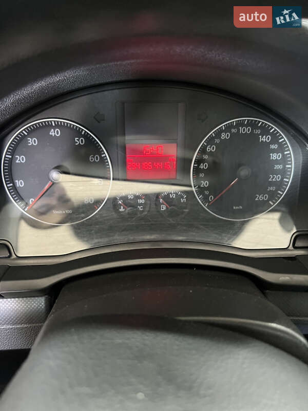 Хэтчбек Volkswagen Golf 2004 в Турийске