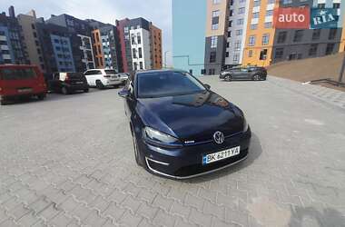 Хетчбек Volkswagen Golf 2016 в Рівному