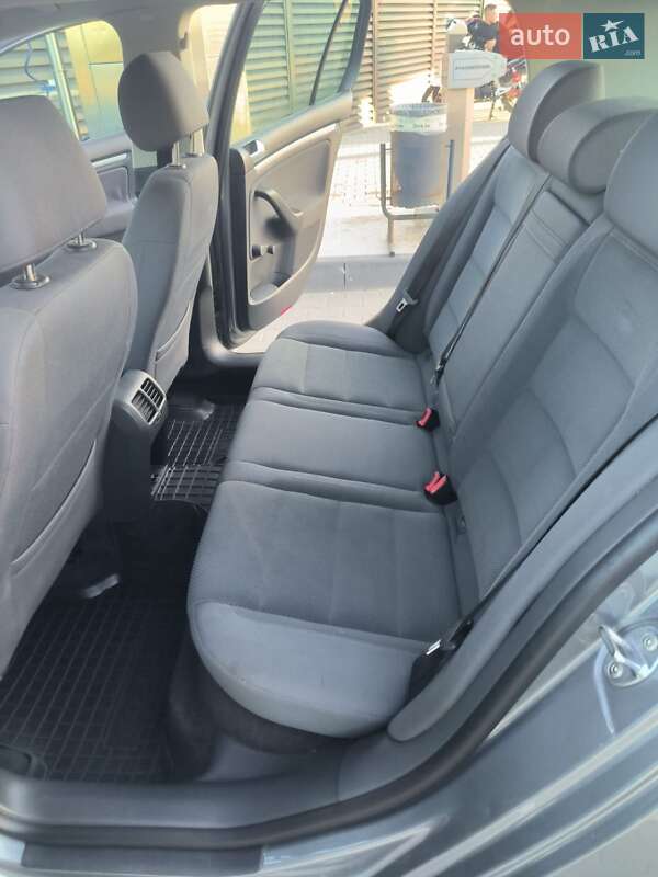 Хетчбек Volkswagen Golf 2005 в Радехові